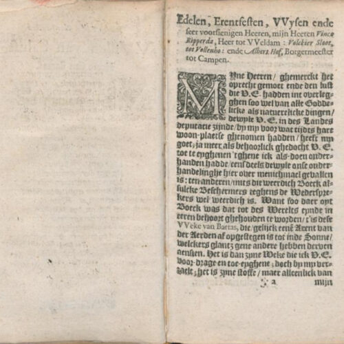 Begin van de opdracht van zijn boek met de sierinitiaal M en onderaan de pagina Zacharias Heyns’ lof voor Du Bartas en zijn Weke, die tot het einde der tijden in ere gehouden moet worden.